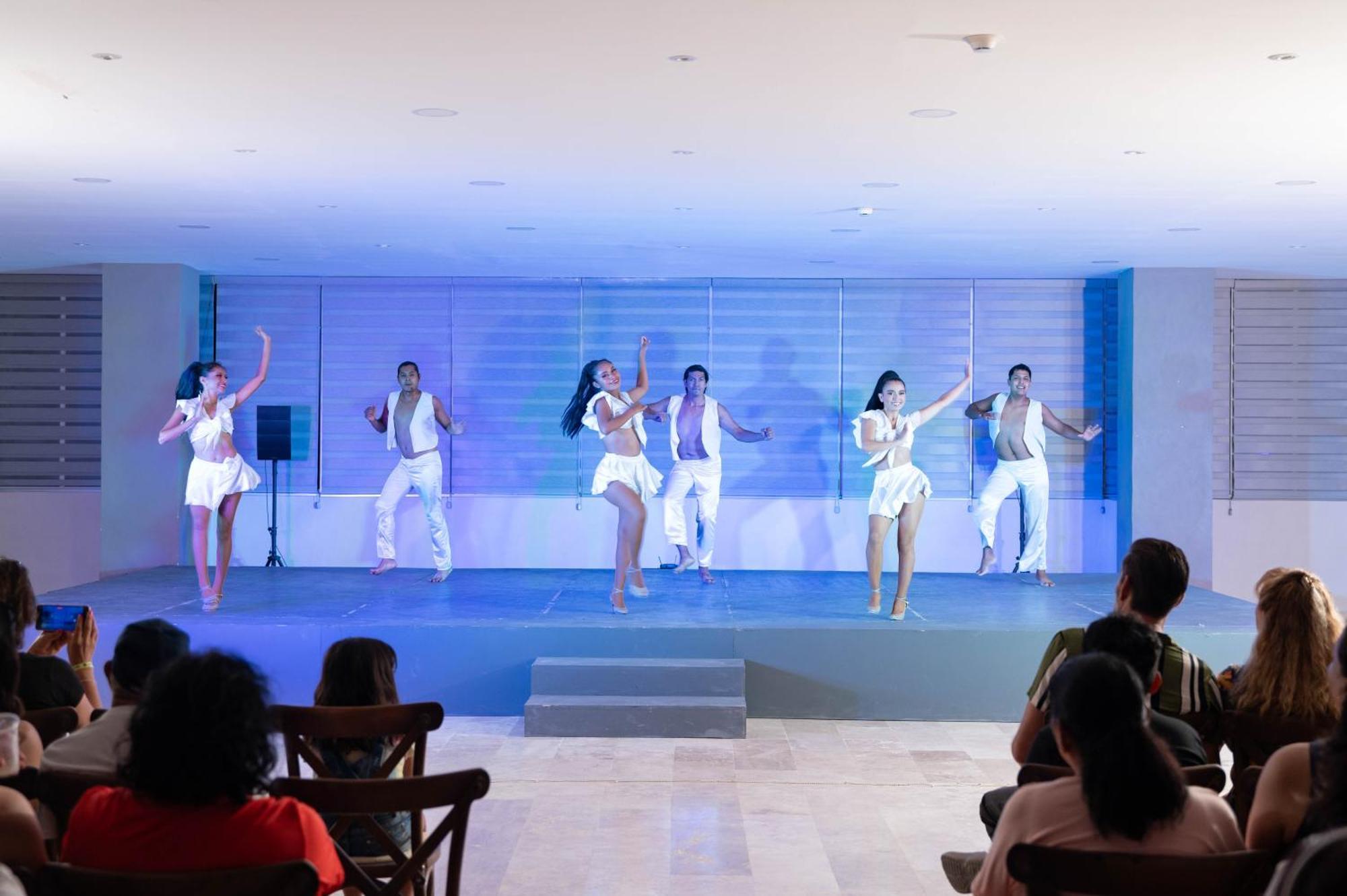 Ritz Acapulco All Inclusive Buitenkant foto Entertainment at a resort