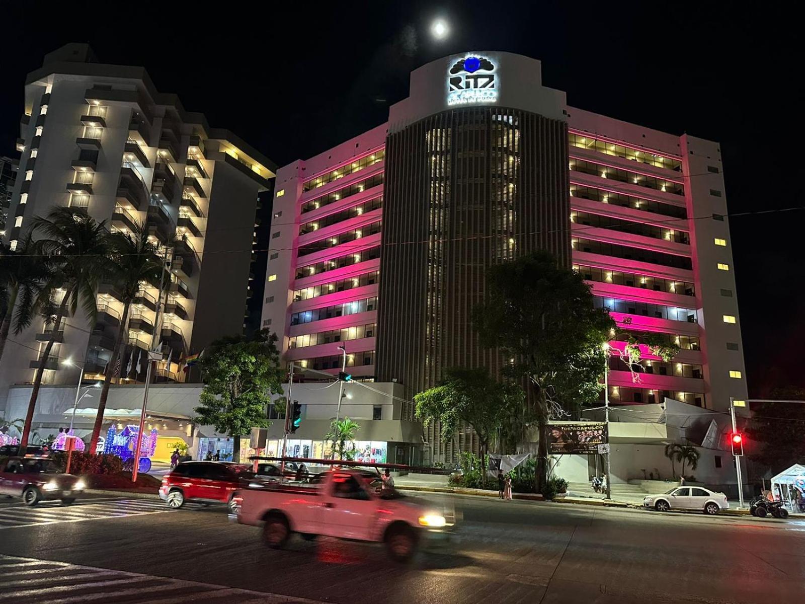 Ritz Acapulco All Inclusive Buitenkant foto The hotel at night