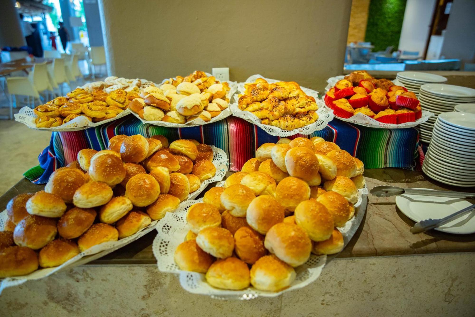 Ritz Acapulco All Inclusive Buitenkant foto Buns and pastries