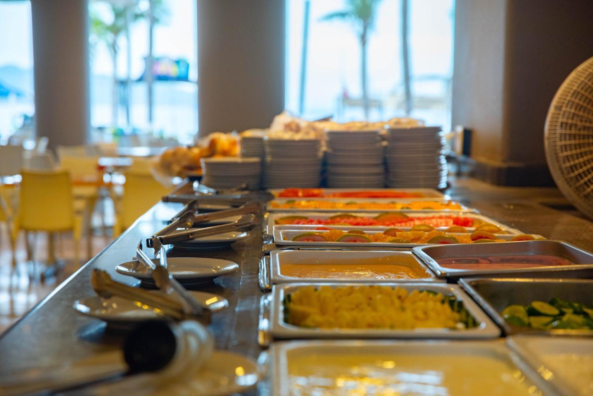Ritz Acapulco All Inclusive Buitenkant foto A chafing dish buffet