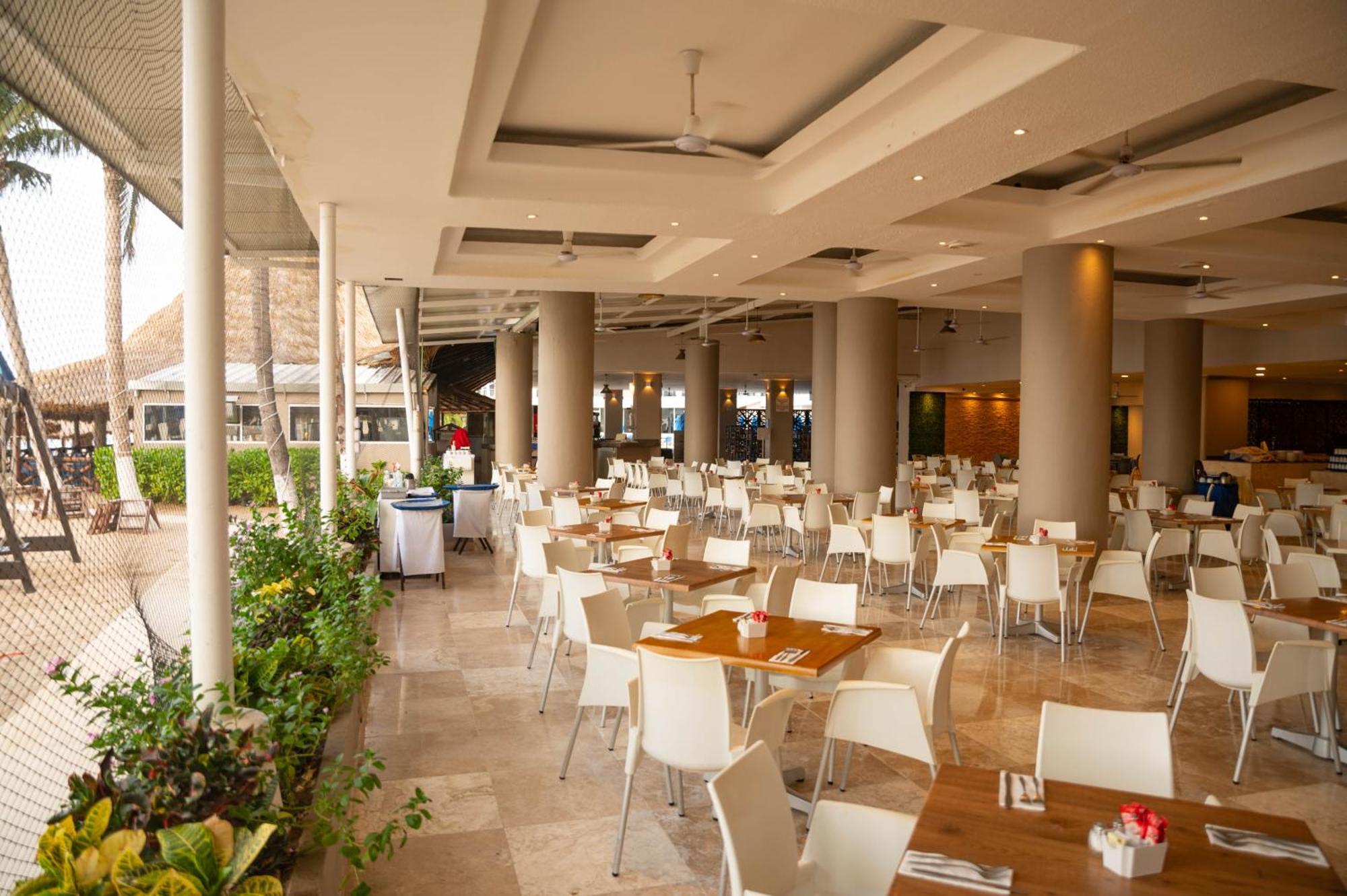 Ritz Acapulco All Inclusive Buitenkant foto The restaurant at the hotel