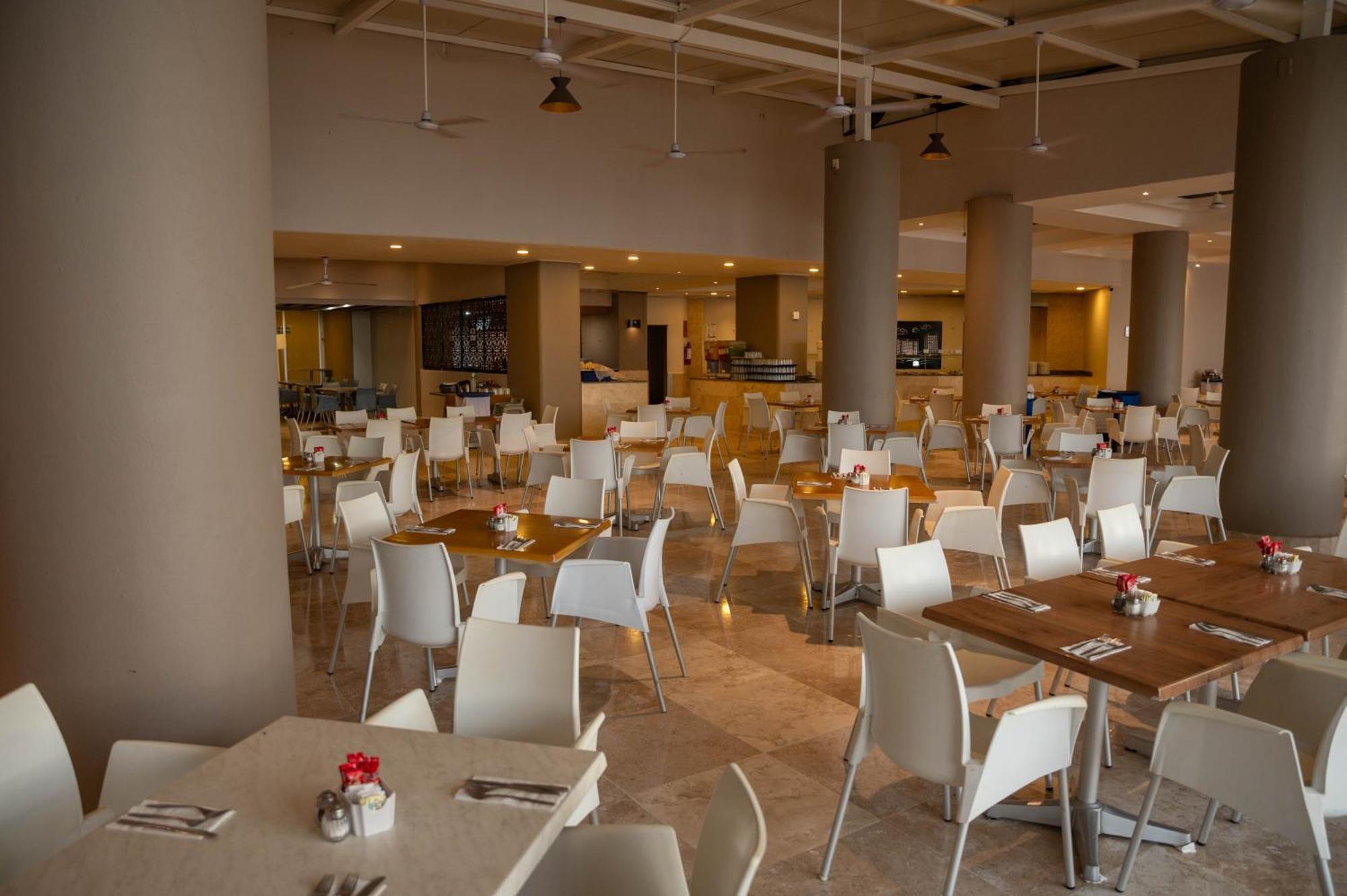 Ritz Acapulco All Inclusive Buitenkant foto The restaurant at the hotel