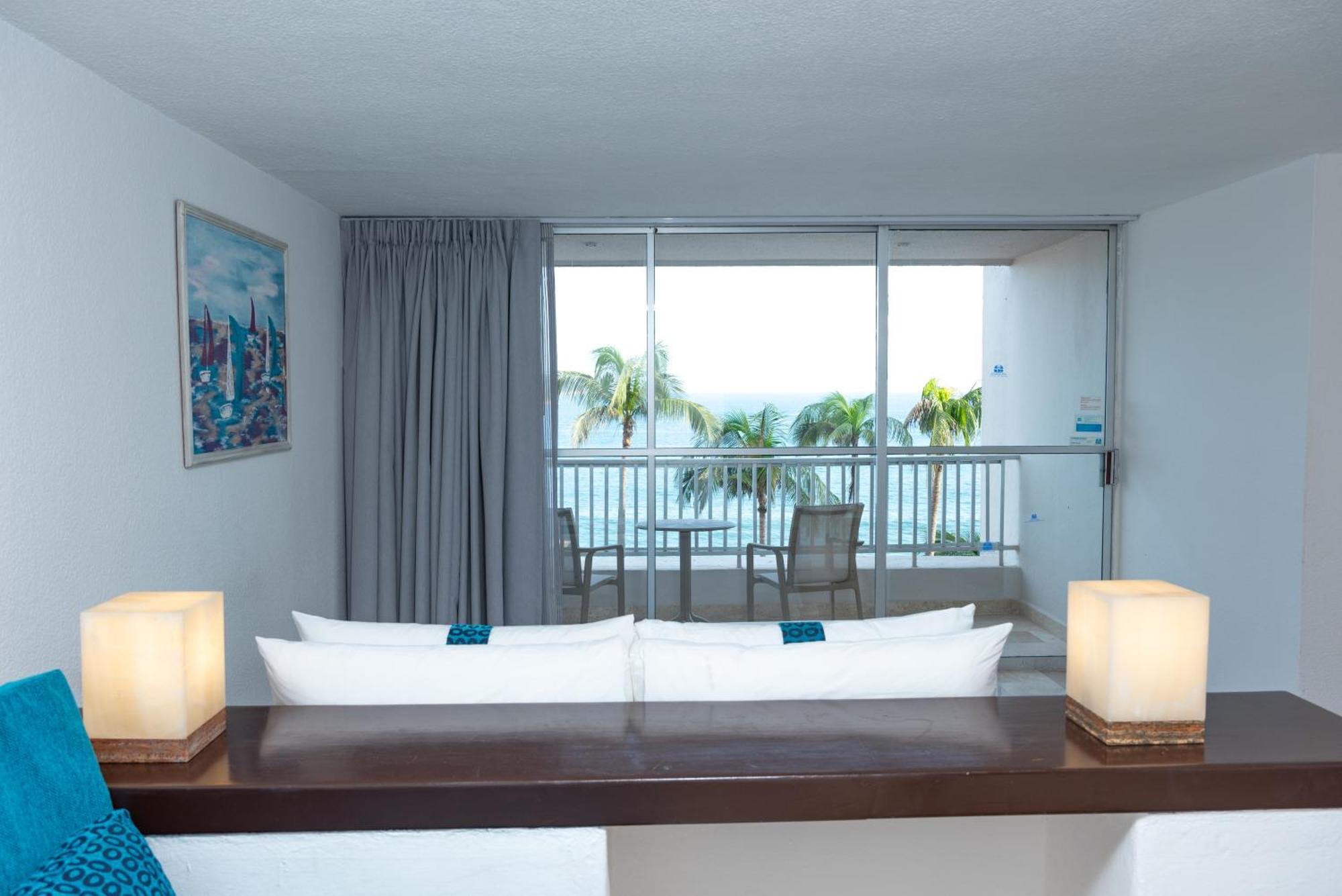 Ritz Acapulco All Inclusive Buitenkant foto A room at the Hilton San Diego Bayfront