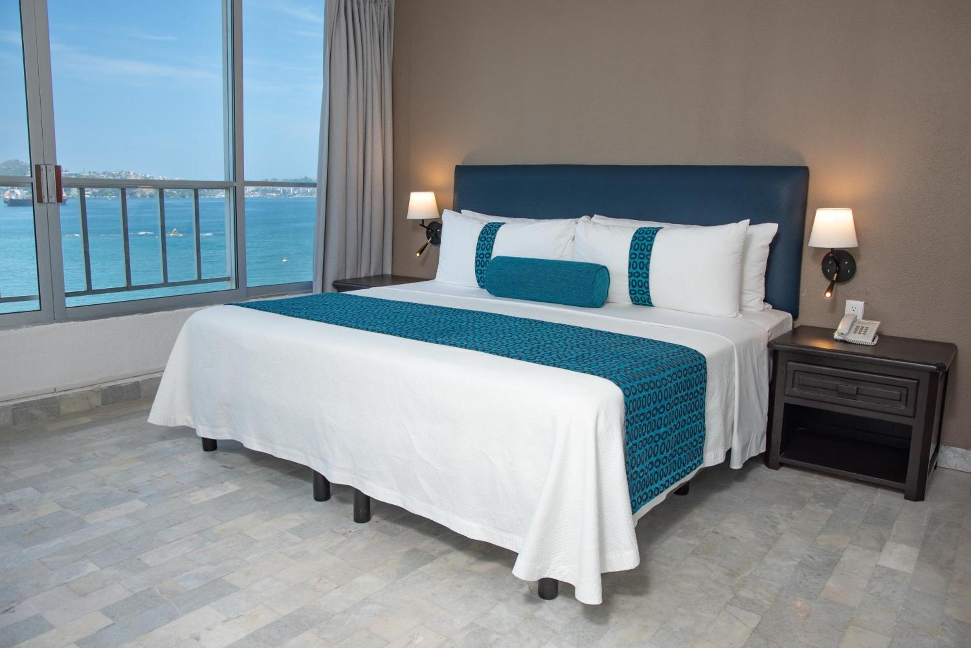 Ritz Acapulco All Inclusive Buitenkant foto A bed with a bed runner