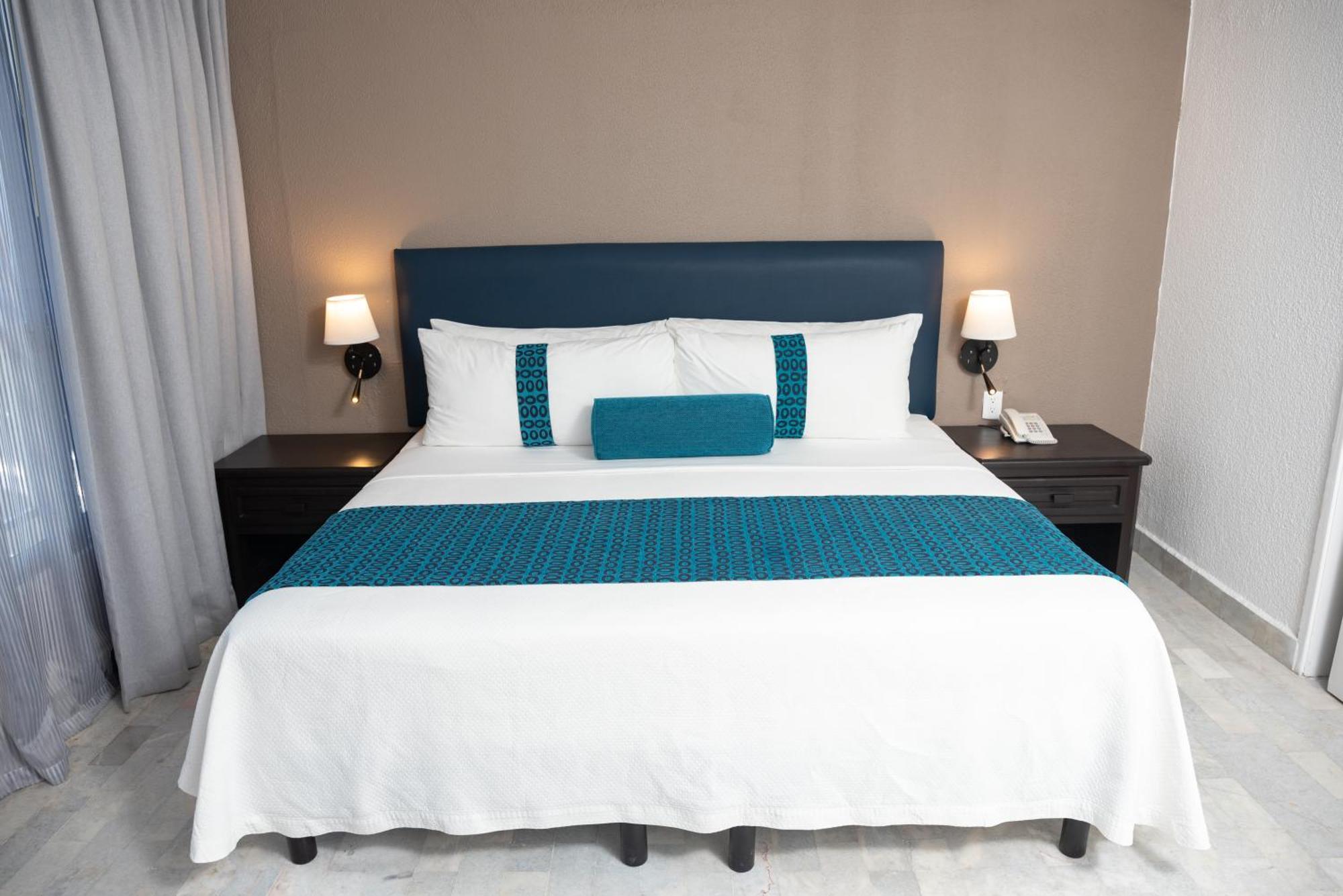 Ritz Acapulco All Inclusive Buitenkant foto A bed with a bed runner