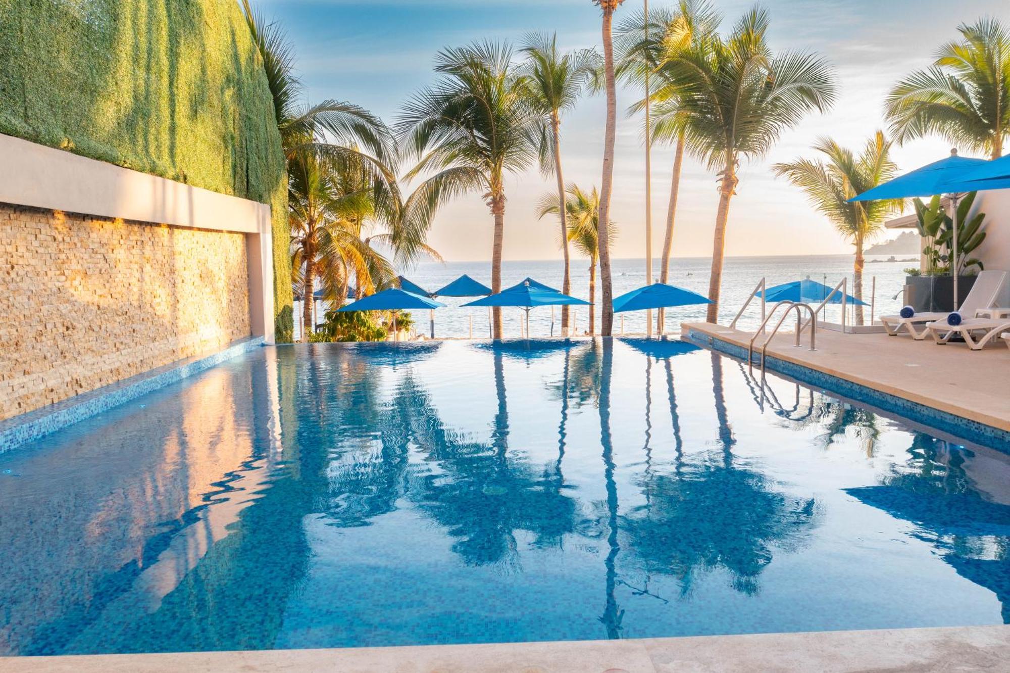 Ritz Acapulco All Inclusive Buitenkant foto Infinity pool at the beach